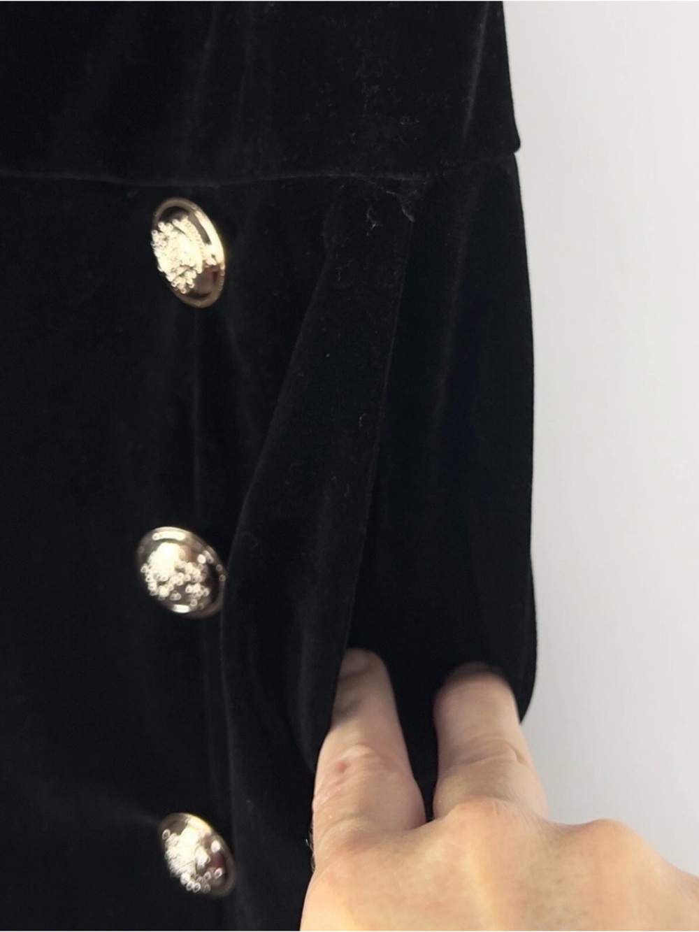 Sleek Black Top — Minimal Everyday Essential - Picture 5 of 6